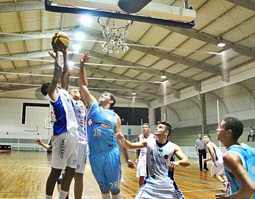 Jogador de basquete do Praia Clube assume bissexualidade: 'Liberto