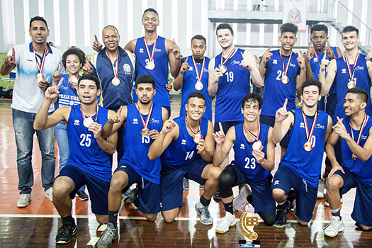 Jogador de basquete do Praia Clube assume bissexualidade: 'Liberto